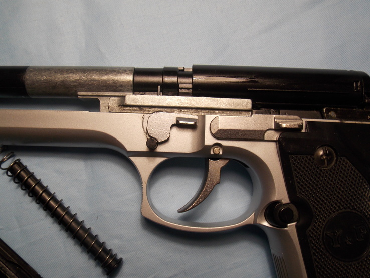 Фирменный страйкбольный пистолет и упаковка пулек, фото №7