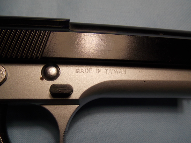 Фирменный страйкбольный пистолет и упаковка пулек, фото №8