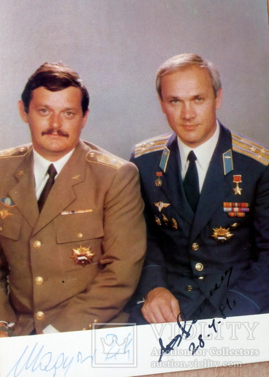 Автографы космонавтов В. Джанибекова (СССР) и Бела Мадьяри (Венгрия)