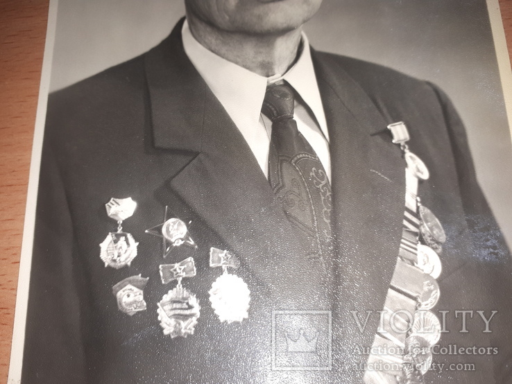 Фото мужчина со знаком Ударнику Сталинского призыва, фото №3