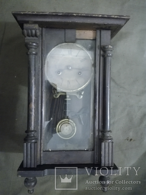 Часы с боем в деревянном корпусе.