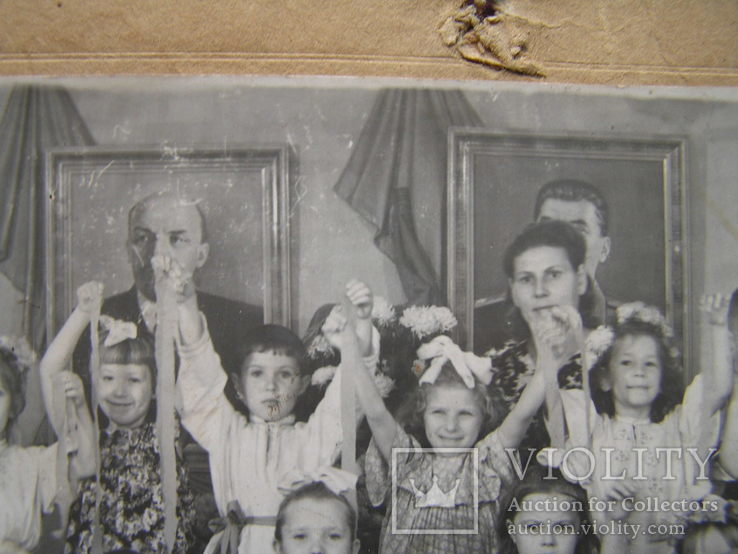 Дети в национальных костюмах (портреты Ленина и Сталина), фото №4
