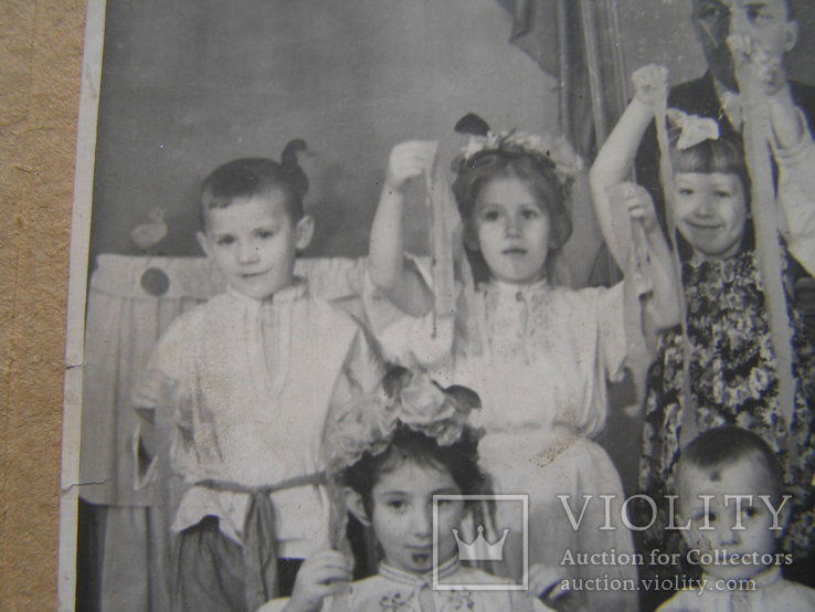 Дети в национальных костюмах (портреты Ленина и Сталина), фото №5