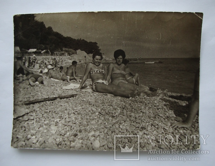 Фото двух девушек в купальниках на пляже 1970 г.