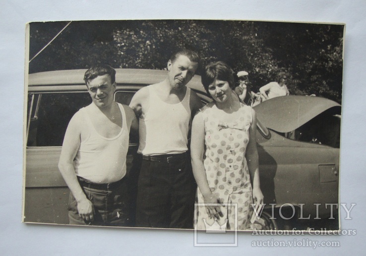 Фото двух мужчин в майках у автомобиля Волга