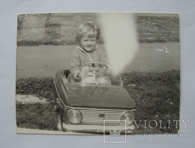 Фото ребенка на автомобиле