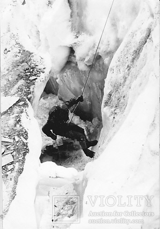Фото  альпинист  , спуск в расщелину