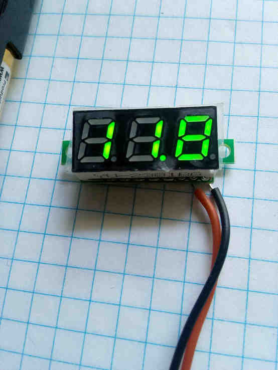 Цифровой вольтметр с диапазоном измерения от 3.2 - 30 вольт.(зеленые цифры)