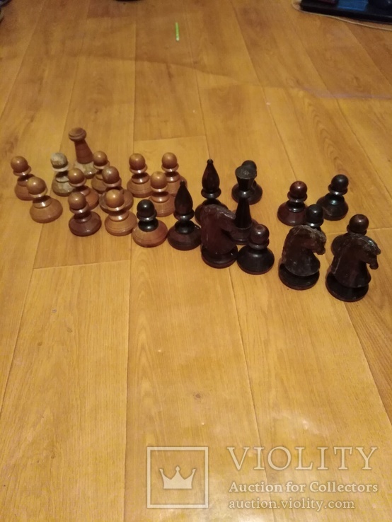 Старые деревянные шахматы