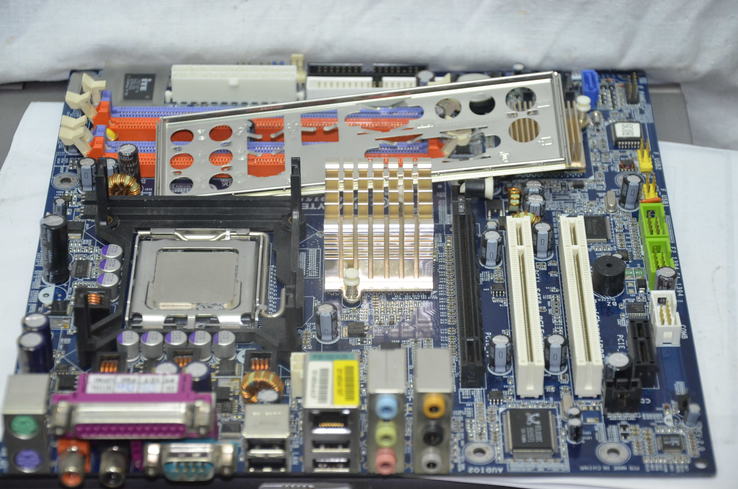 Материнская плата Gigabyte GA-8I915PM + Intel 3.0 ГГц, фото №3