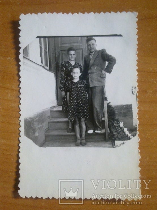 Девочка с родителями на крыльце дома, 1947, фото №2