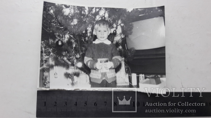 Мальчик стоит возле телевизора, фото №3