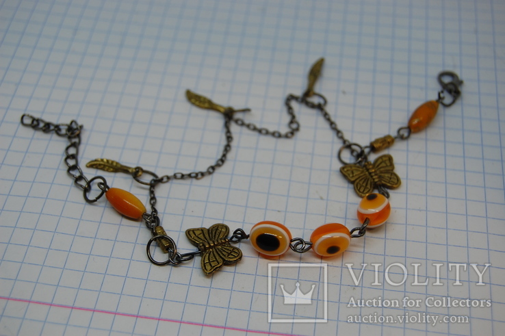 Браслет с оранжевыми бусинками и бабочками, фото №2