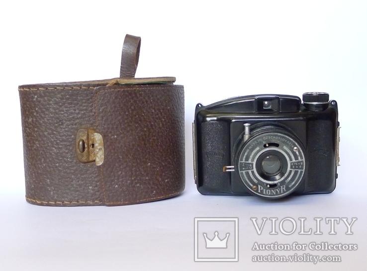 Бакелитовый фотоаппарат "Pionyr" с чехлом.