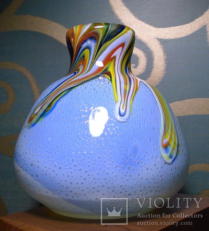 Массивная гутная ваза цветного стекла в технике бульгазе.