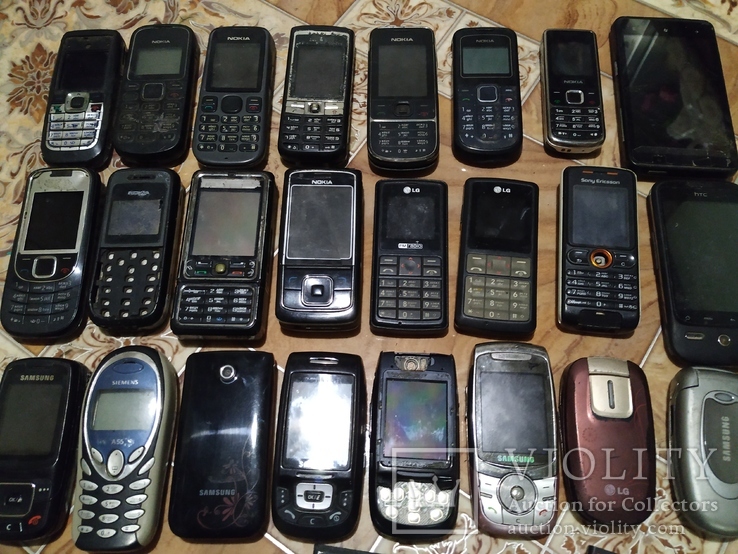 24 мобильных телефонов, платы, разное.