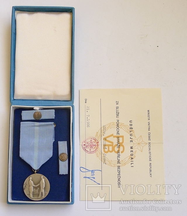 Чешская медаль в коробке с документом.