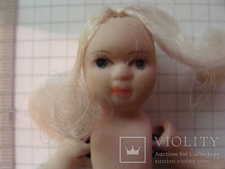 Старинная маленькая куколка на резинках, фото №4