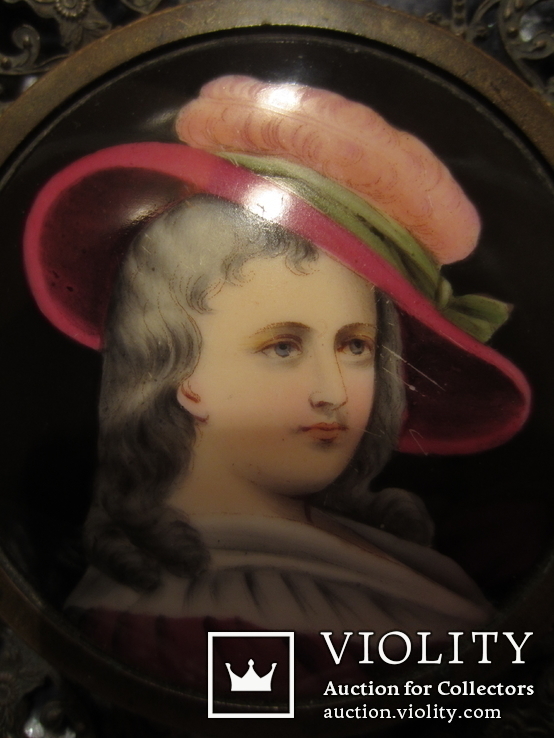 Портретная миниатюра "Девушка в шляпе", живопись на фарфоре, позолота, XIX век, фото №2