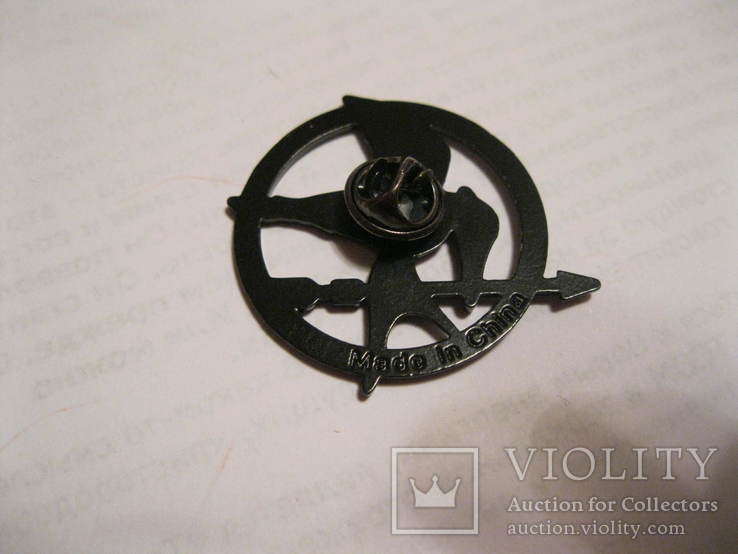 Коллекциооный значок брошь птица ворон черный в клюве стрела металл, фото №3