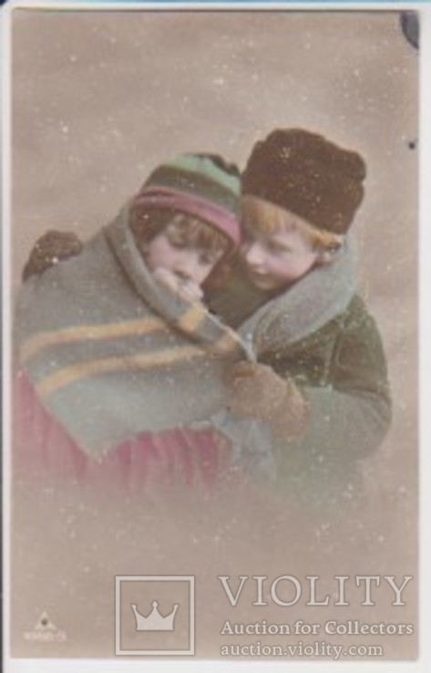 Пара детей укутавшихся в шарф стоят под снегом, фото №2