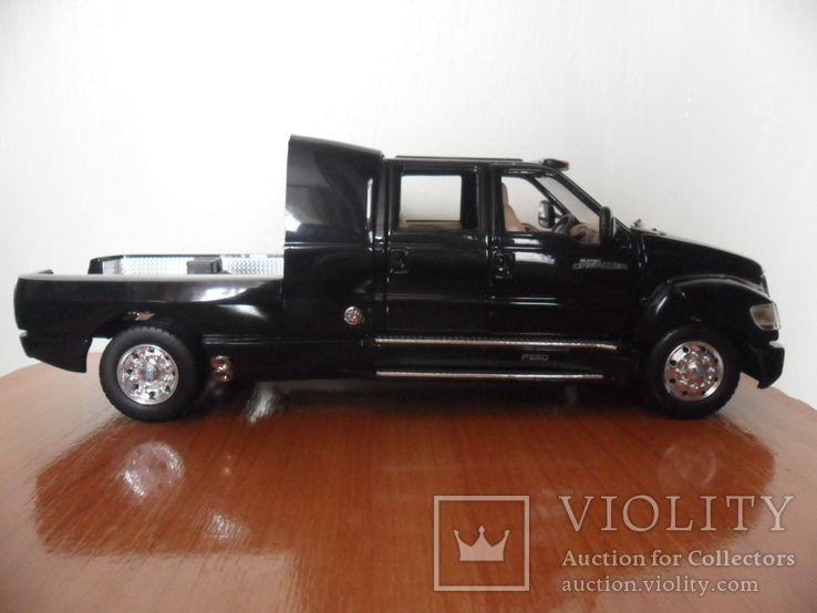 Коллекционная модель, машинка Ford F650 Super Crewzer Pickup 1:18, фото №3