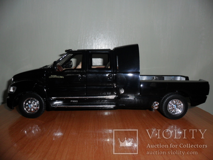 Коллекционная модель, машинка Ford F650 Super Crewzer Pickup 1:18, фото №4