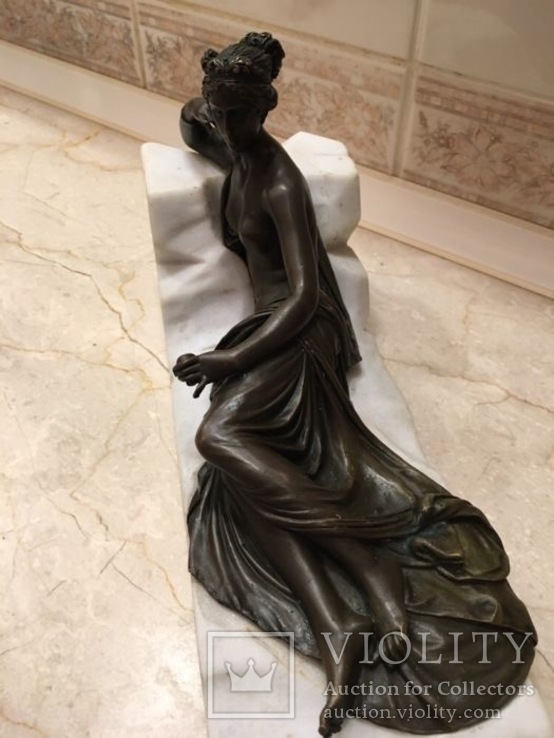 Бронзовая скульптура девушки