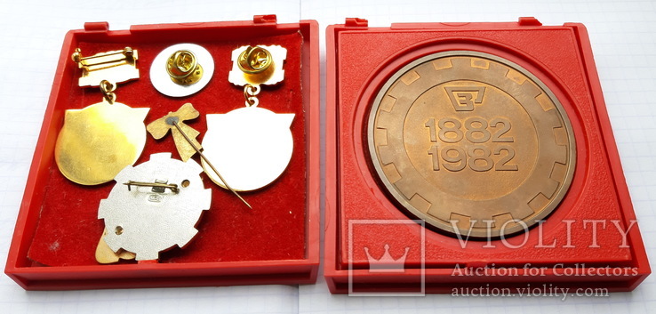 Юбилейные знаки, медали и настольная медаль завода Большевик, фото №3