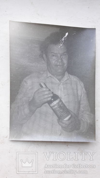 Мужчина с бутылкой (иностранной), фото №2