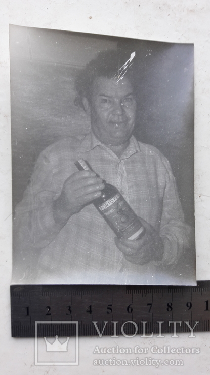 Мужчина с бутылкой (иностранной), фото №3