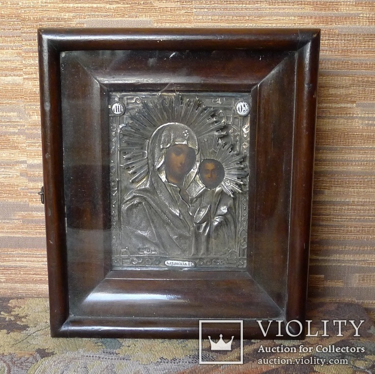 Икона Казанская в серебряном окладе с накладками из финифти.