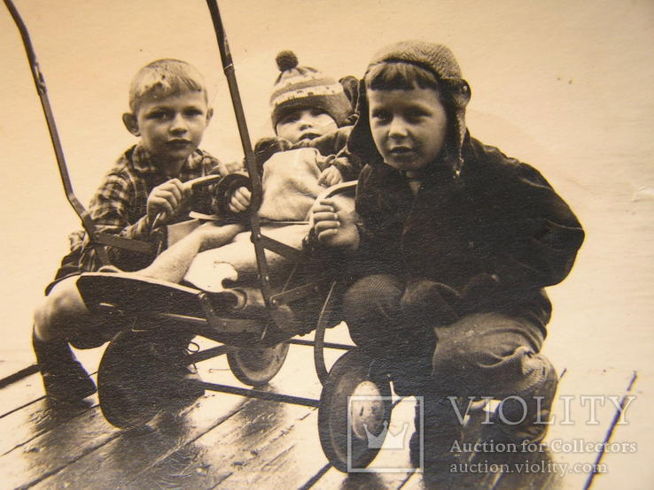 Дети с коляской на мостике, фото №4