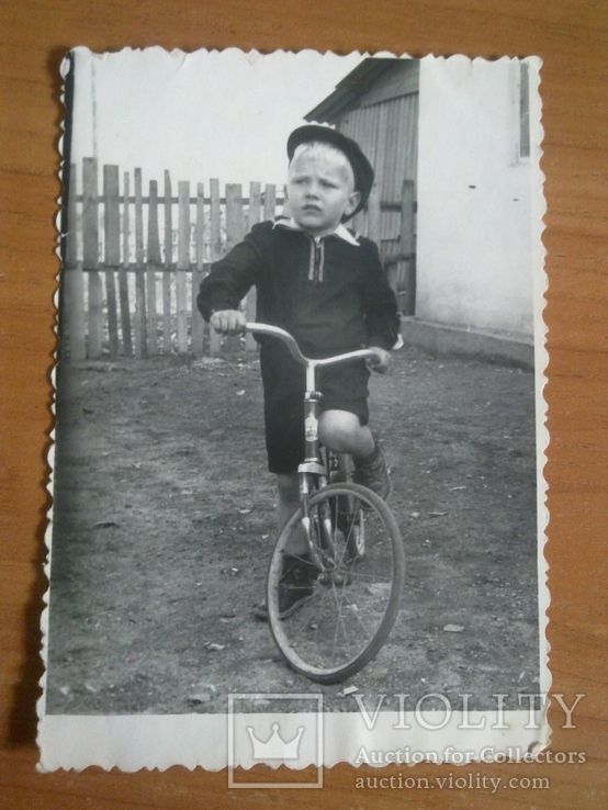 Детский велосипед "Школьник" - мальчик на велосипеде 60 х гг - детская мода