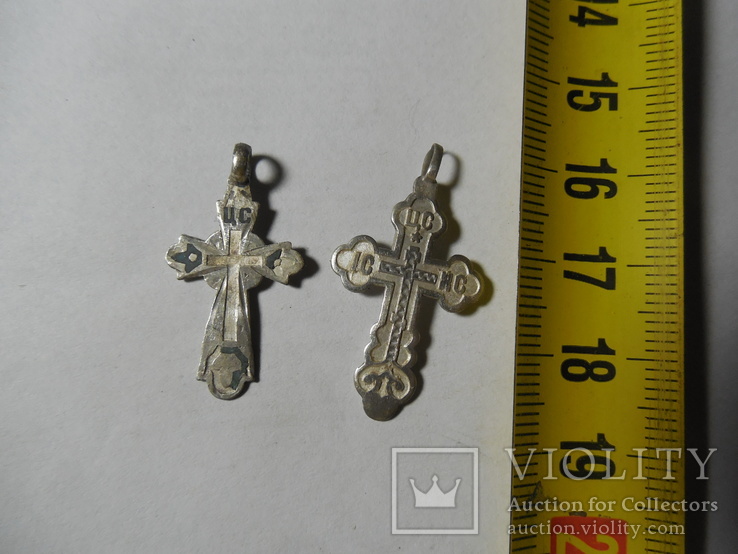 Два серебряных крестика