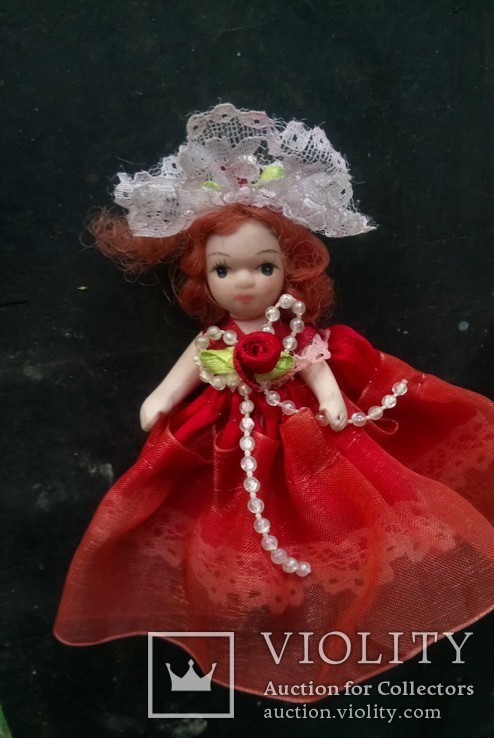 Маленькая фарфоровая кукла на резинках, рыжая в красном платье, фото №3