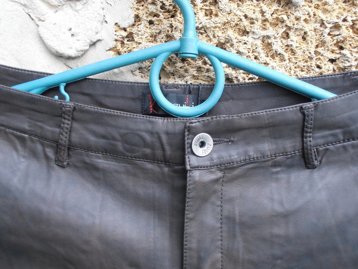 Брендовые брюки из PU-кожи,имитирующую натуральную от  zuiki. Италия., фото №3