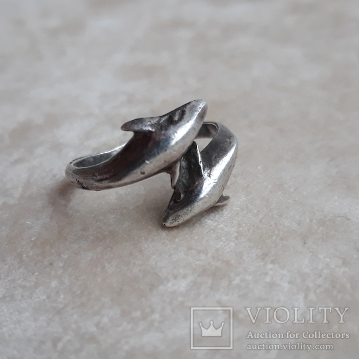 Серебряное кольцо "Дельфины"
