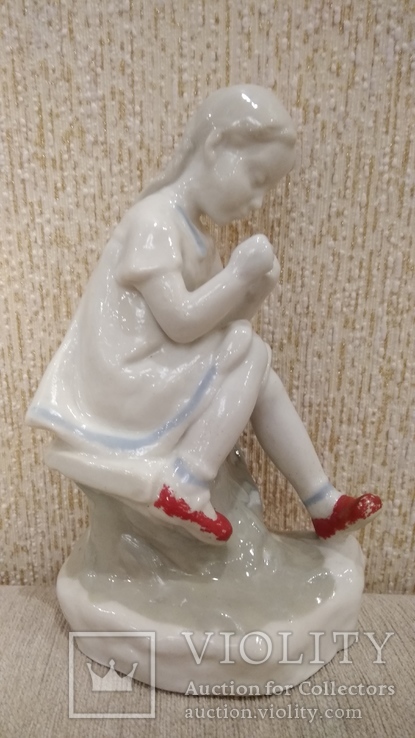 Девочка вытаскивающая занозу артель керамик, фото №5