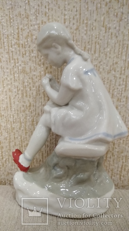 Девочка вытаскивающая занозу артель керамик, фото №8