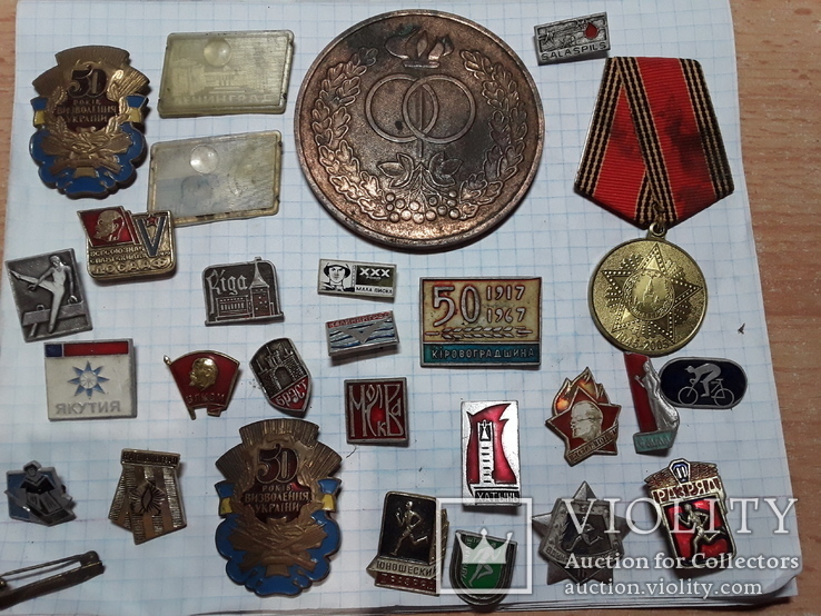 Знаки 26 штук и настольная медаль, фото №2