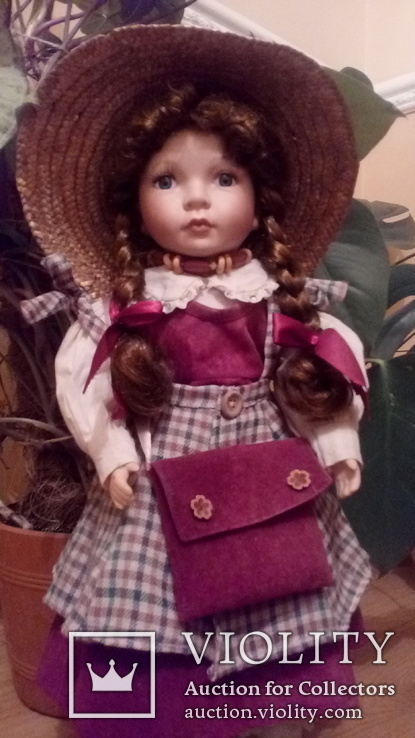 Кукла в соломенной шляпе с деревянными бусами, фото №2