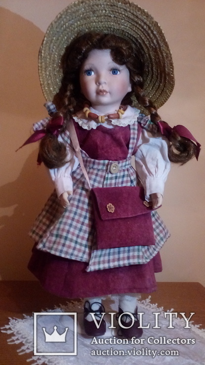 Кукла в соломенной шляпе с деревянными бусами, фото №3