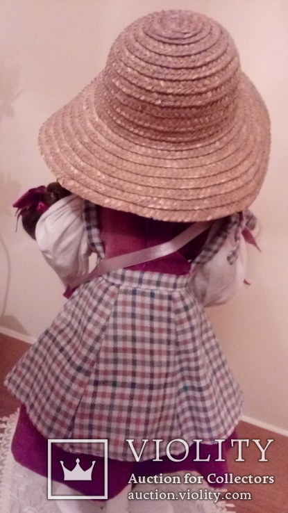 Кукла в соломенной шляпе с деревянными бусами, фото №7