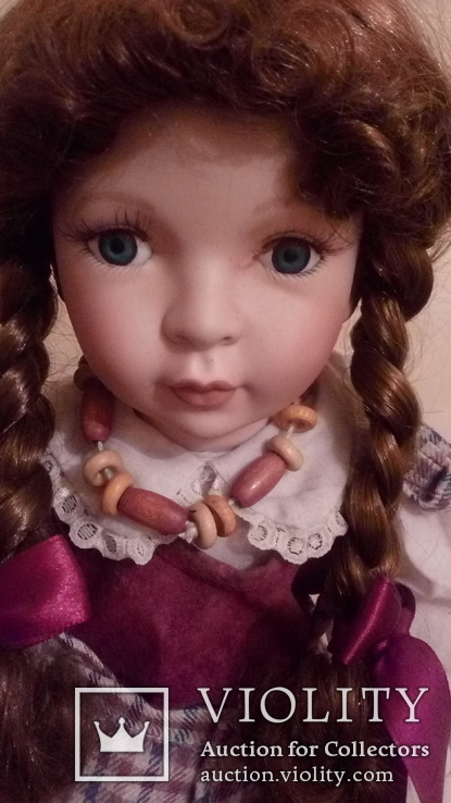Кукла в соломенной шляпе с деревянными бусами, фото №9