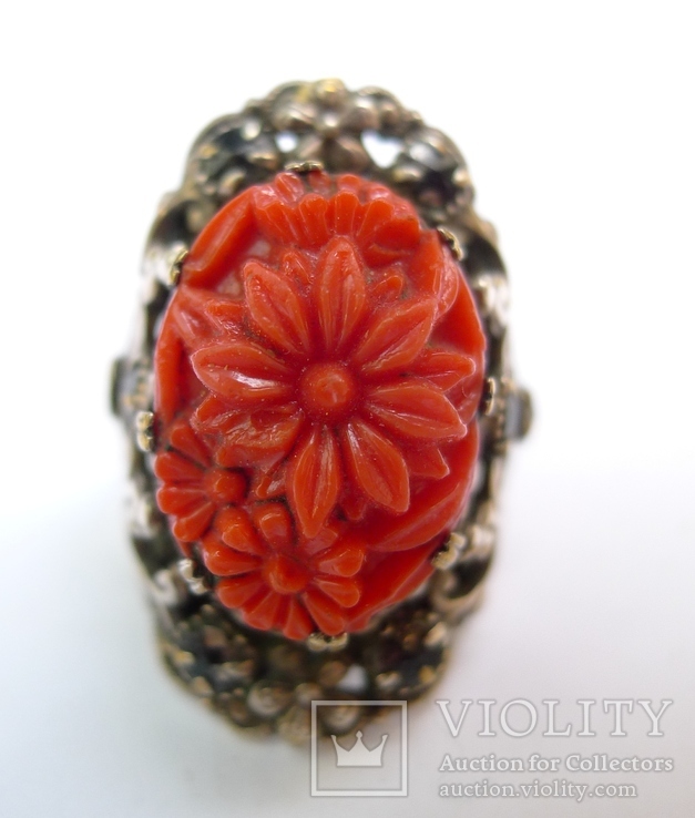 Кольцо с красной вставкой "цветы" и камнями