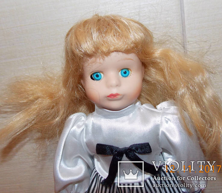 Фирменная фарфоровая кукла, фото №3