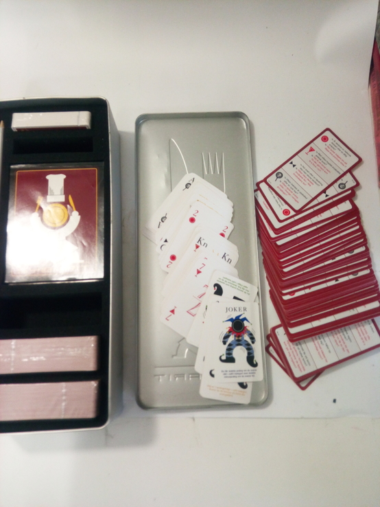 Две колоды карт и карточки с машинкой для тасования карт, фото №3