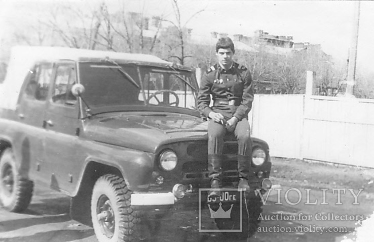 Фото автомобиль УАЗ , солдат с сигаретой