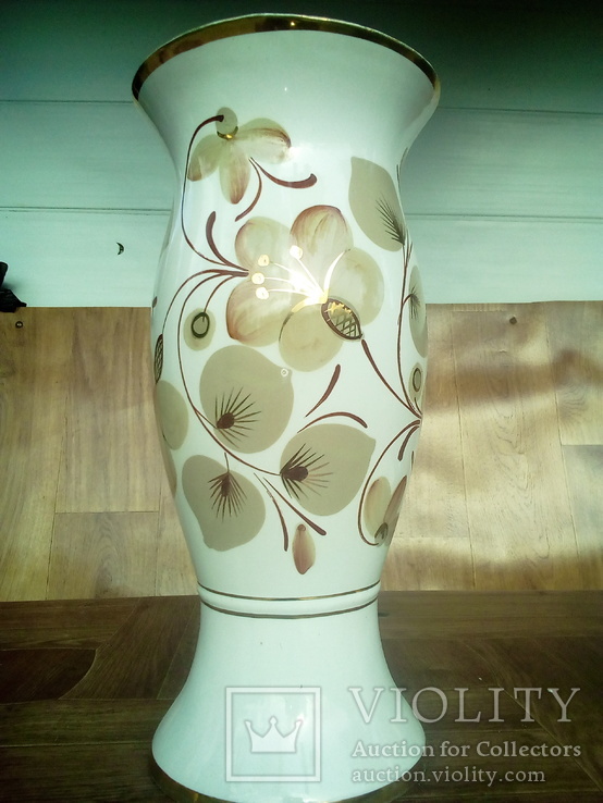 Фарфоровая ваза с рисунками цветов в позолоте., фото №2